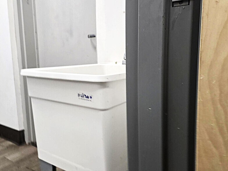 More Photos Of 2705 W Highway 30, Gonzales Freestanding For Lease