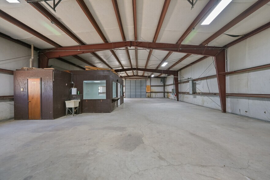 More Photos Of 314 E Walker St, League City Warehouse For Lease