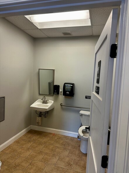 More Photos Of 61 Commerce Way, Plymouth Storefront Retail Office For Lease