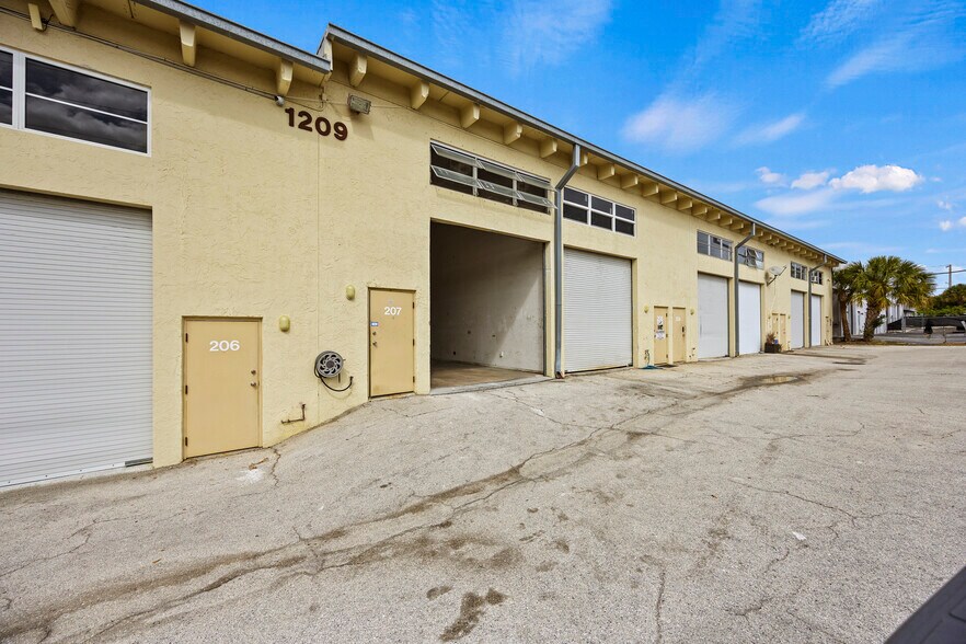 More Photos Of 1310 S Killian Dr, West Palm Beach Warehouse For Sale