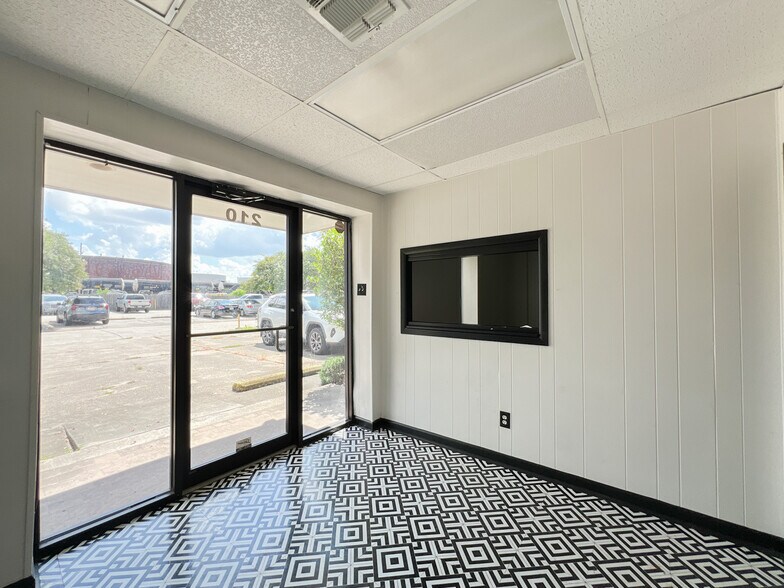 More Photos Of 200-210 Pailet Dr, Harvey Flex For Lease