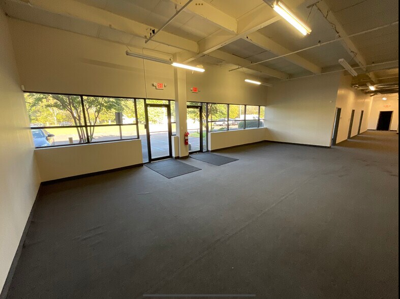 More Photos Of 100 Central Ave, Farmingdale Manufacturing For Lease