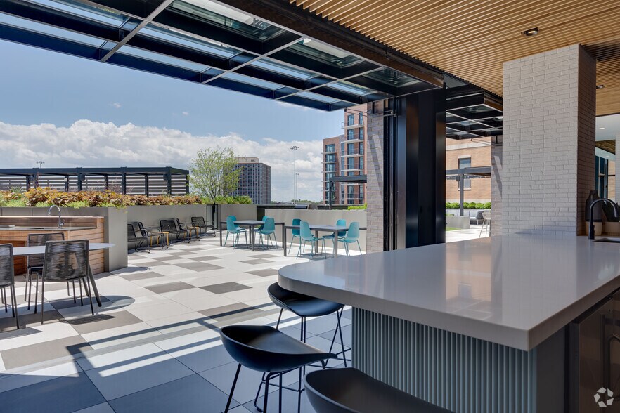More Photos Of 730 N Milwaukee Ave, Chicago Apartments For Lease