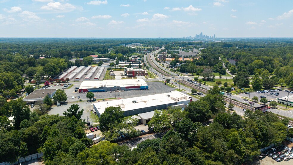 More Photos Of 5926-5940 N Tryon St, Charlotte Warehouse For Sale