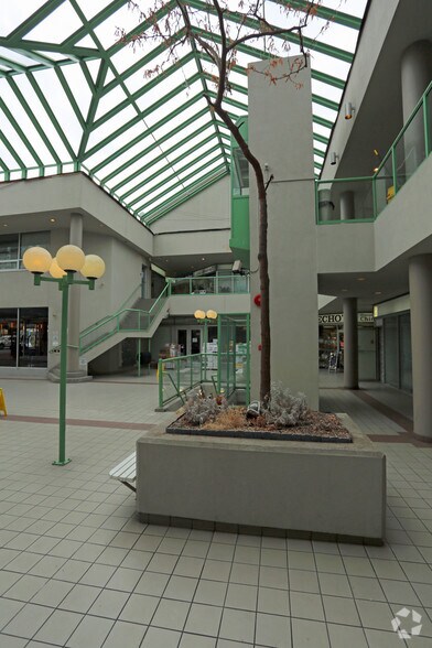 More Photos Of 1433 Lonsdale Ave, North Vancouver Storefront For Sale
