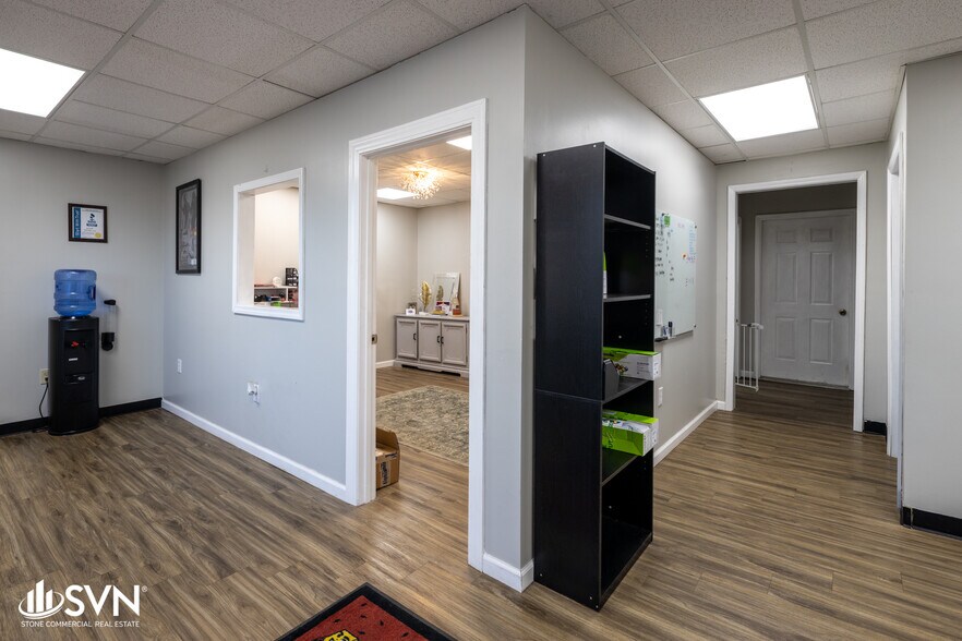 More Photos Of 1050 Enterprise Dr, Lexington Warehouse For Lease