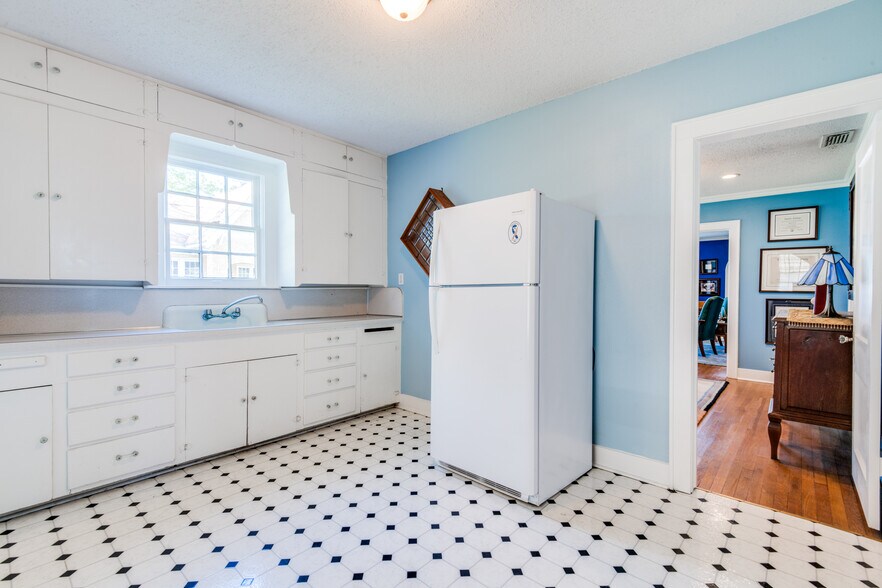 More Photos Of 209 S Main St, Lindale Loft Creative Space For Sale
