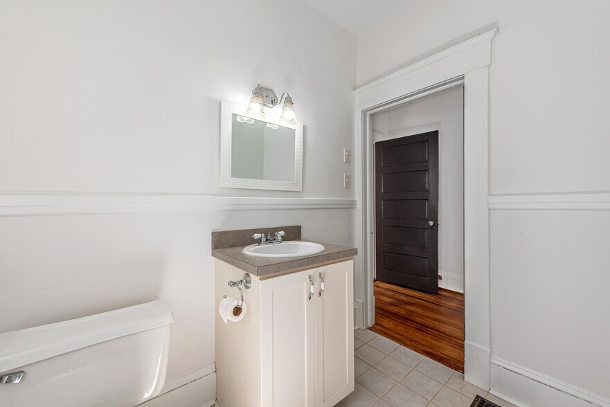 More Photos Of 221 E Kingston Ave, Charlotte Office Residential For Sale