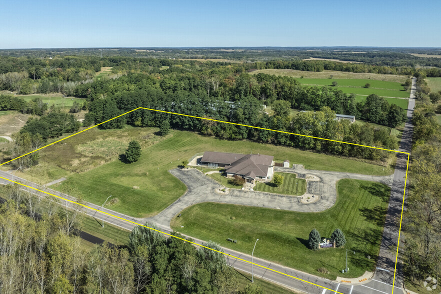 Primary Photo Of 490 Bunker Rd, Baraboo Veterinarian Kennel For Sale