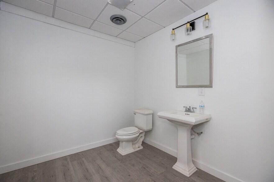 More Photos Of 1728 W 16th St, Indianapolis General Retail For Lease