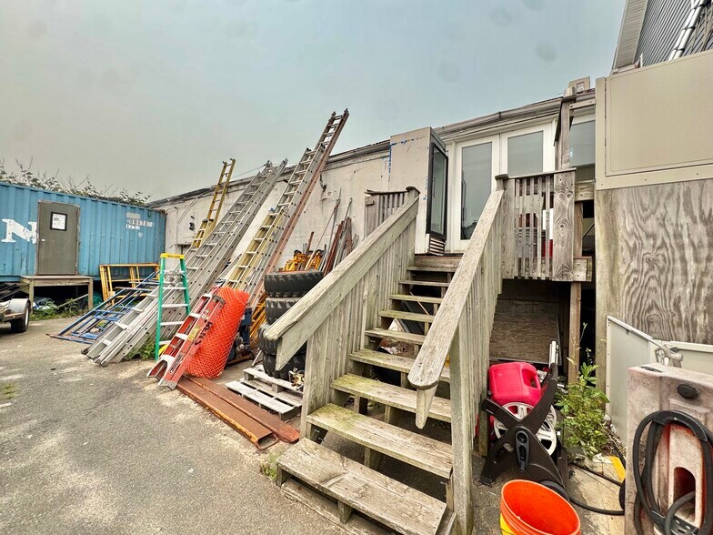 More Photos Of 19 Suffolk St, Freeport Office For Sale