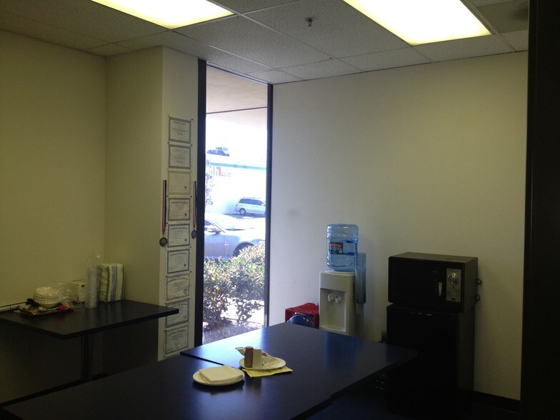 More Photos Of 163-165 E Freedom Ave, Anaheim Warehouse For Lease