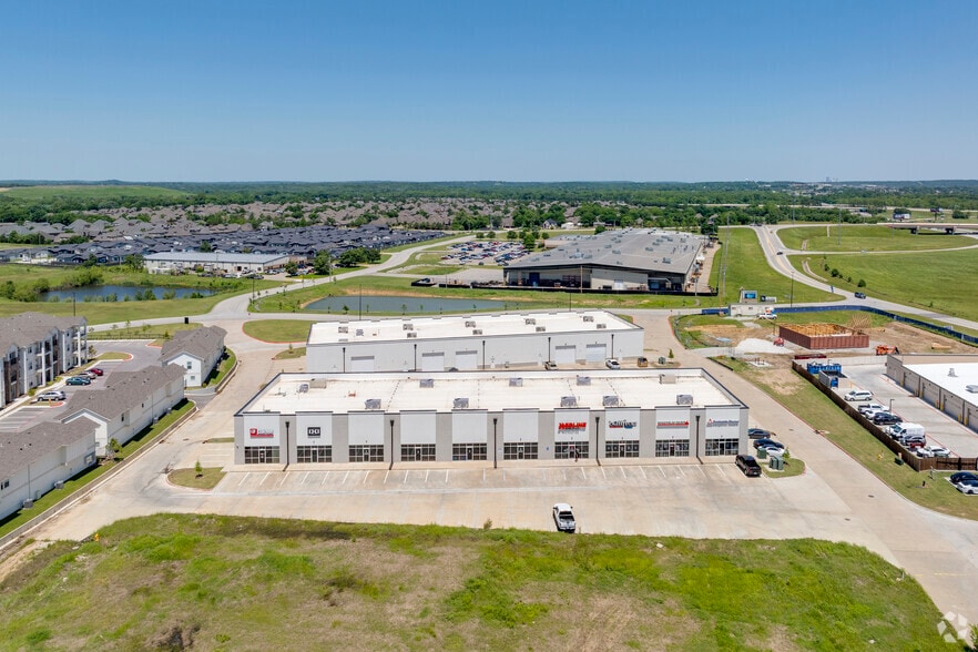 More Photos Of 3412 W 114th St, Jenks Light Distribution For Lease