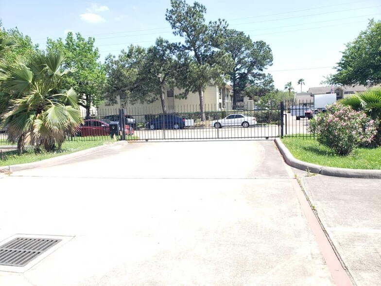 More Photos Of 6603 Langham Dr, Houston Religious Facility For Lease