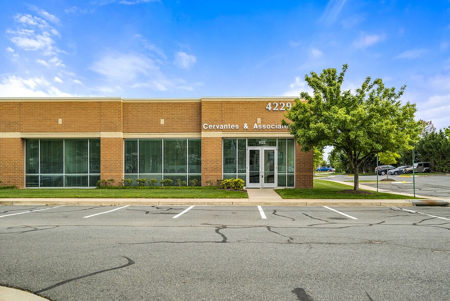 Primary Photo Of 4229 Lafayette Center Dr, Chantilly Business Park For Lease