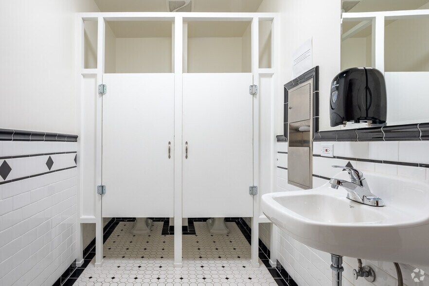 More Photos Of 1601 N Gower St, Los Angeles Office For Sale