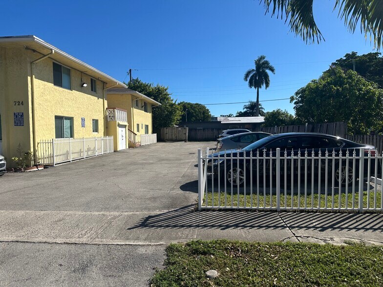 More Photos Of 724 NE 4th St, Hallandale Beach Apartments For Sale