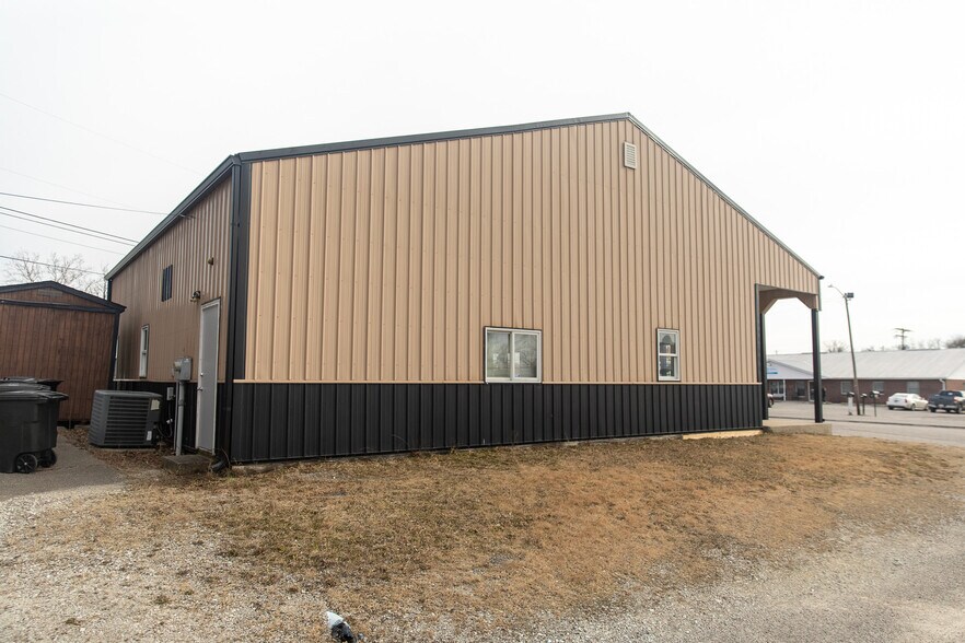 More Photos Of 1402 Bear St, Madison Specialty For Sale