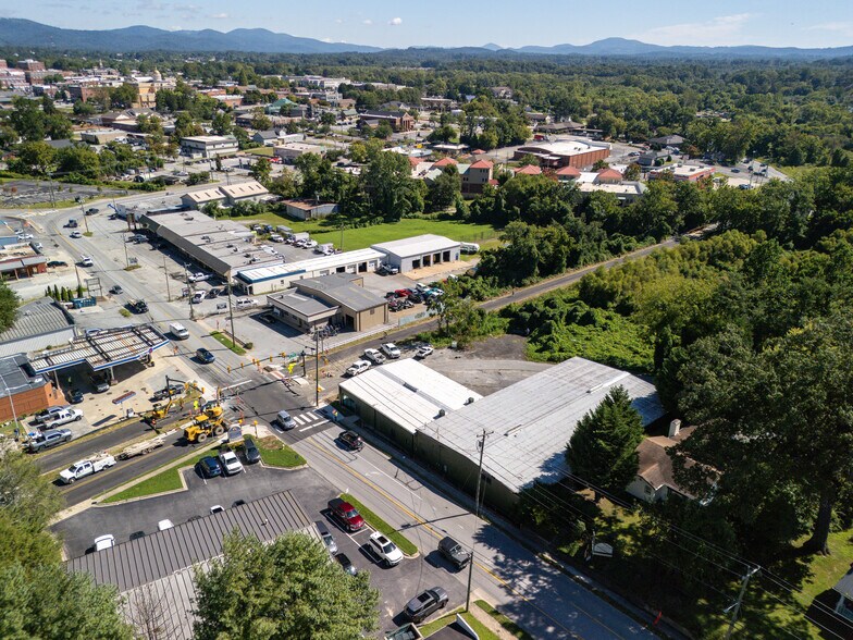 More Photos Of 512 Kanuga Rd, Hendersonville Showroom For Lease