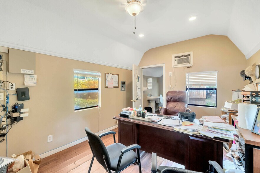 More Photos Of 8440 County Road 48, Yalaha Freestanding For Sale