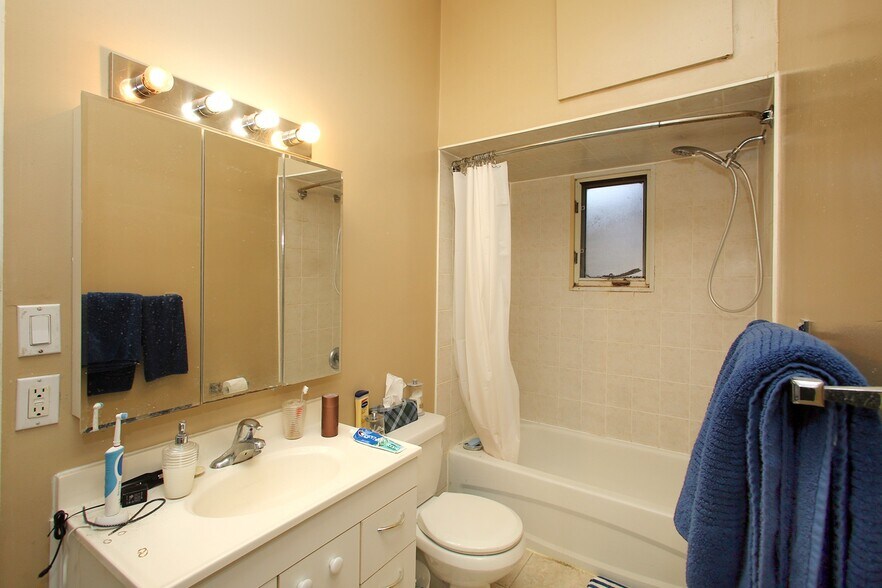 More Photos Of 10-12 Centre St, Markham Office Residential For Sale