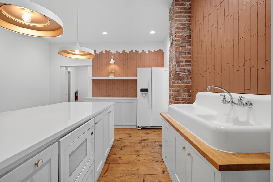 More Photos Of 924 S Main St, Broken Arrow Showroom For Sale