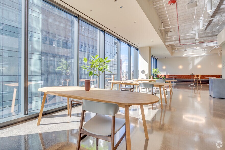 More Photos Of 333 N Green St, Chicago Office For Lease