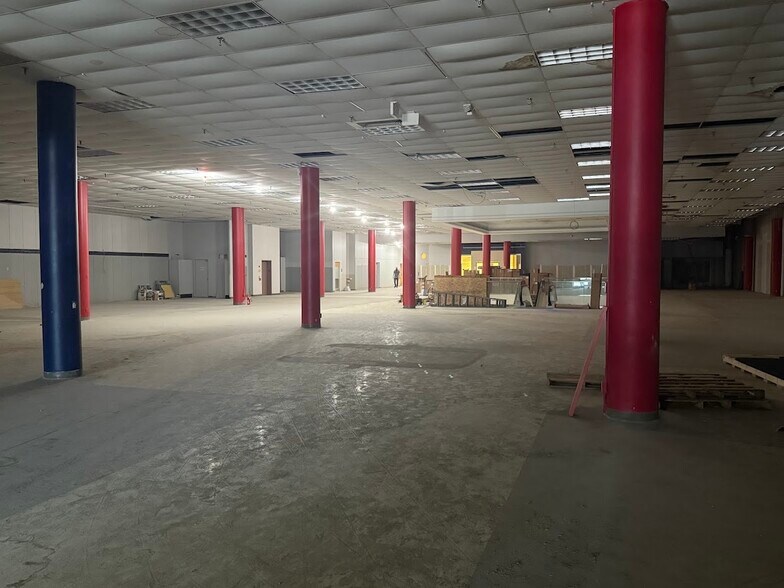 More Photos Of 2700 Miamisburg Centerville Rd, Dayton Department Store For Lease