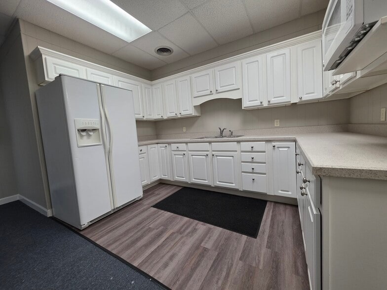 More Photos Of 404 St Andrews Dr, Greenville Office For Lease