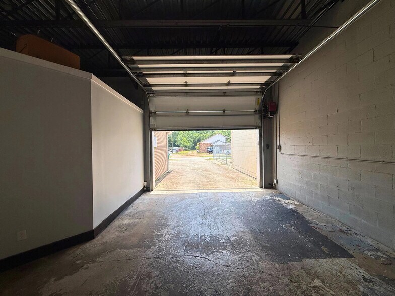 More Photos Of 2882 Mill St, Mobile Warehouse For Sale