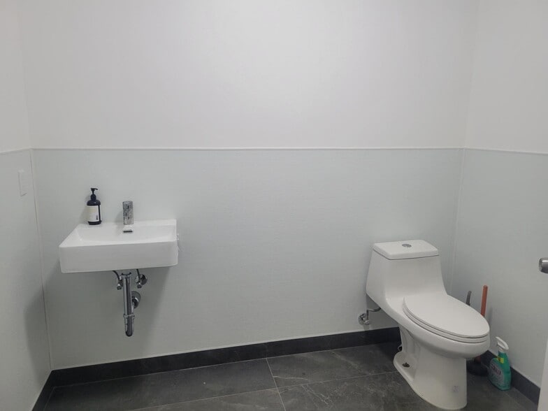 More Photos Of 405 Towne Ave, Los Angeles Showroom For Sale