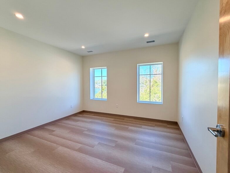 More Photos Of 814 Johnnie Dodds Blvd, Mount Pleasant Medical For Lease