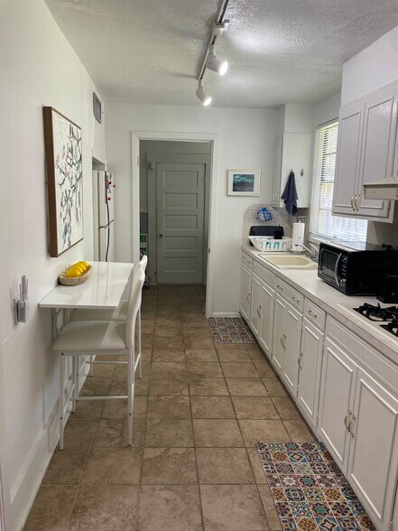 More Photos Of 105 Willim St, San Antonio Medical For Lease