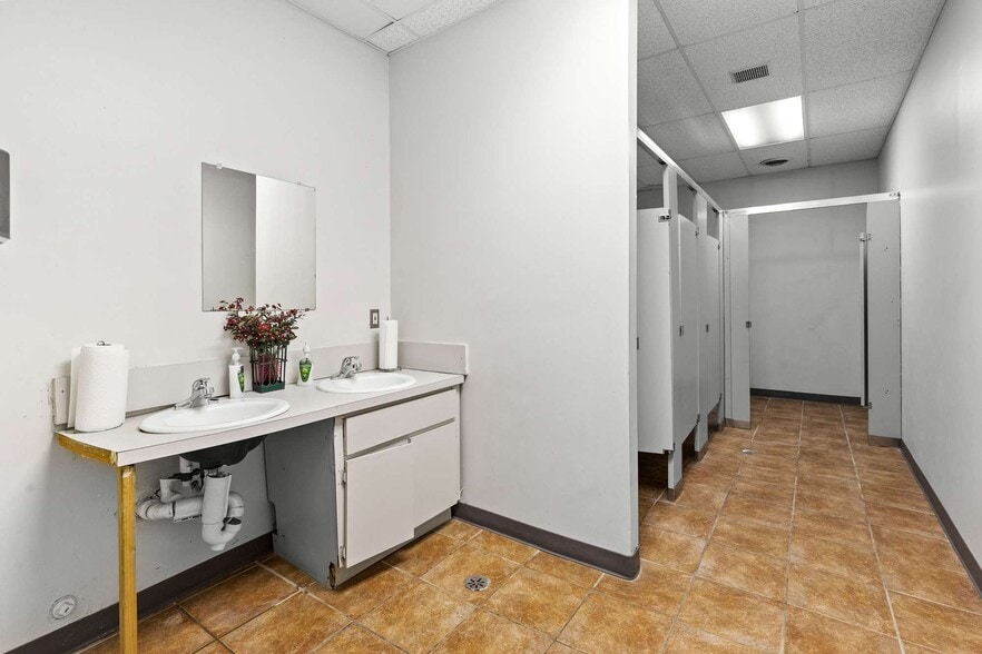 More Photos Of 17850 Mount Elliott St, Detroit Warehouse For Sale