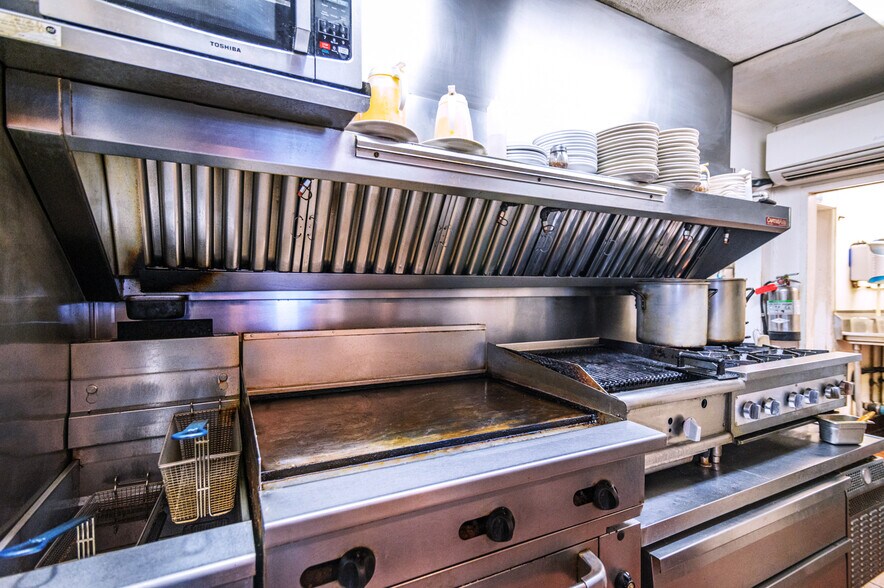 More Photos Of 614 NW Cedar Ave, Redmond Restaurant For Sale