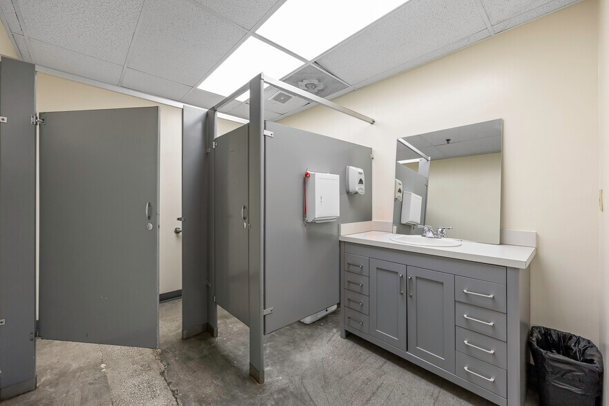 More Photos Of 1315 W 12th St, Kansas City Warehouse For Sale