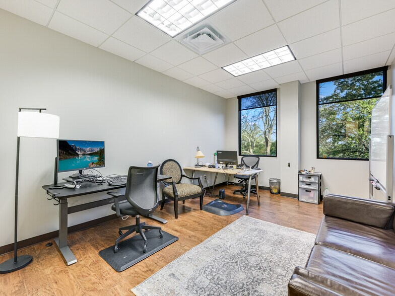 More Photos Of 3 Lakeway Centre Ct, Austin Medical For Lease