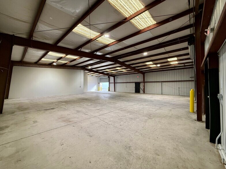 More Photos Of 203 W Delhi, North Las Vegas Warehouse For Lease