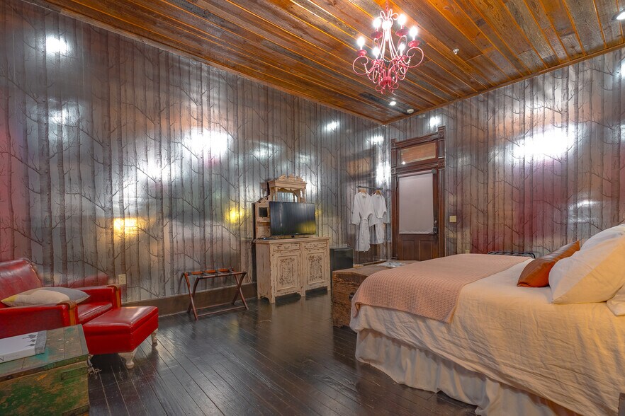 More Photos Of 221 W Main St, Tishomingo Hotel For Sale