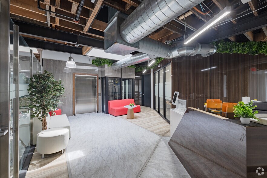 More Photos Of 101-167 N Old Woodward Ave, Birmingham Office For Lease