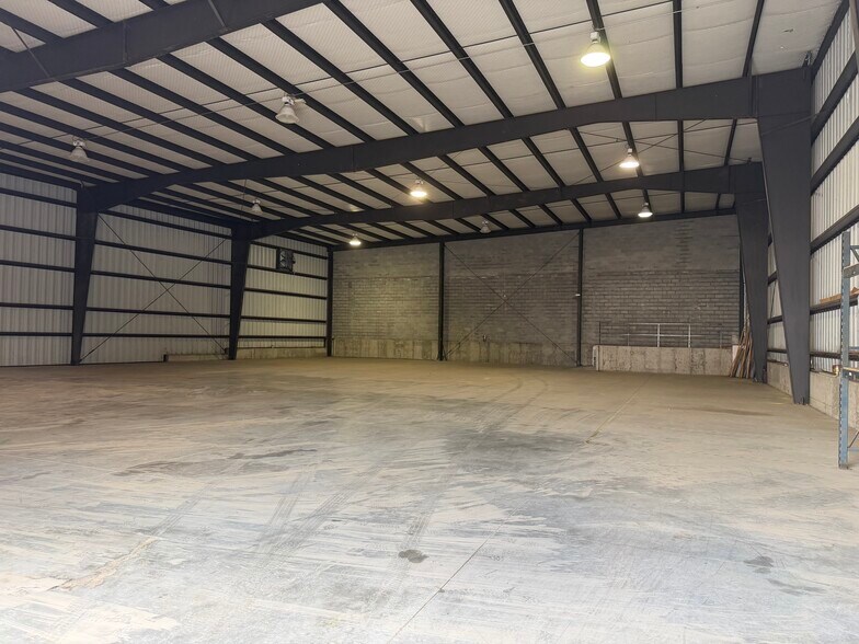 More Photos Of 1060 W High St, Lexington Warehouse For Lease