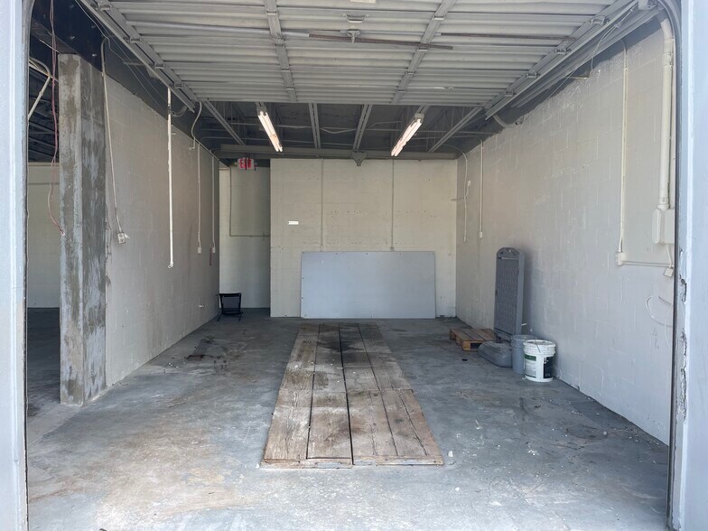 More Photos Of 4719 SE 6th Ave, Cape Coral Auto Repair For Lease
