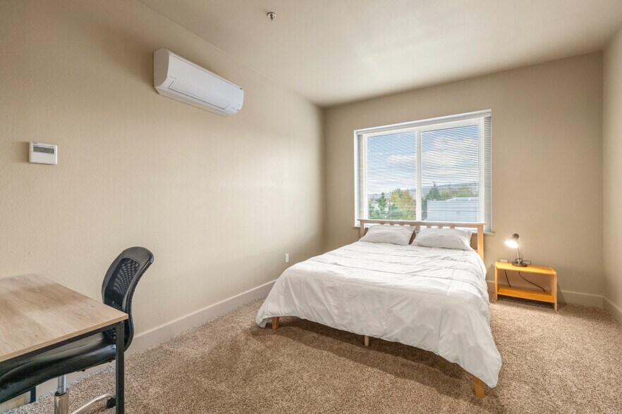 More Photos Of 125 S 6th St, Klamath Falls Flex For Sale