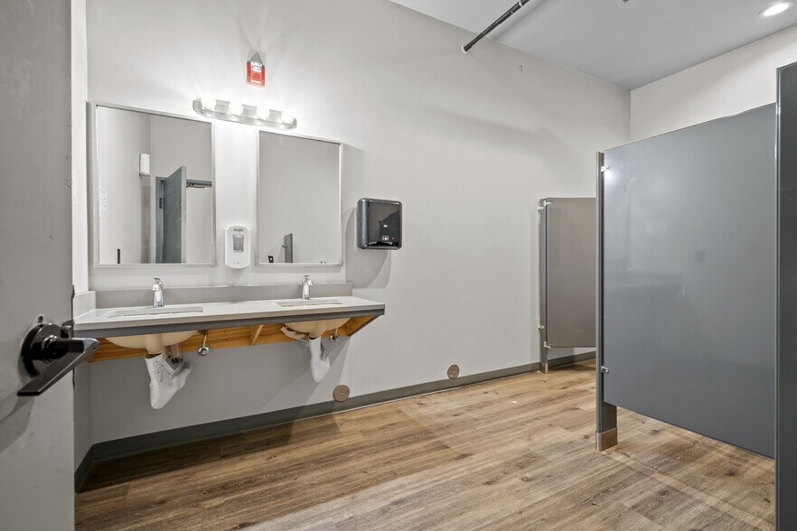 More Photos Of 2425 25th St SE, Salem General Retail For Sale