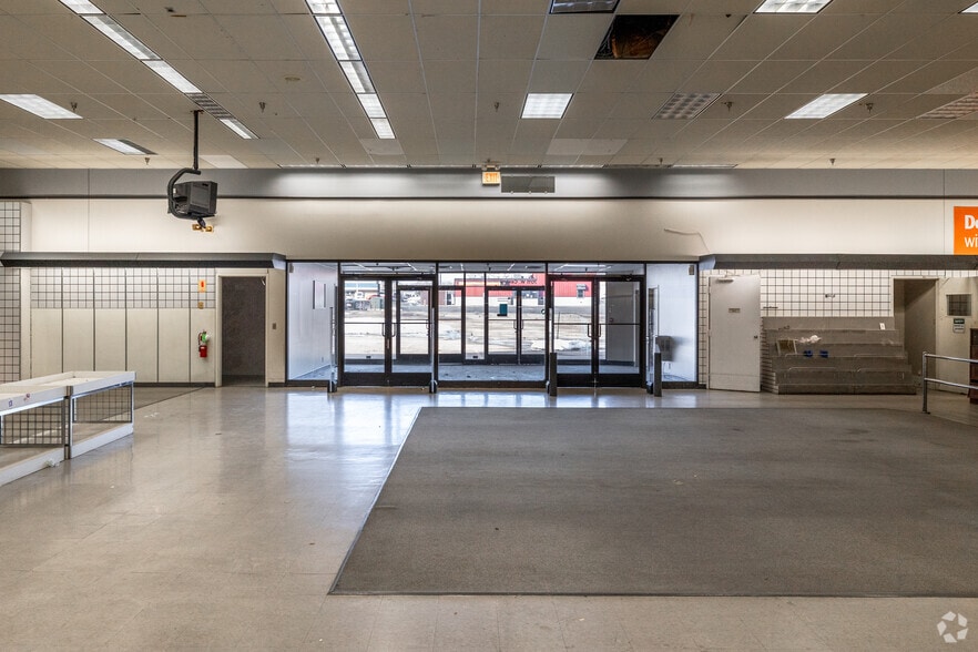 More Photos Of 7011 W Central Ave, Wichita Freestanding For Lease