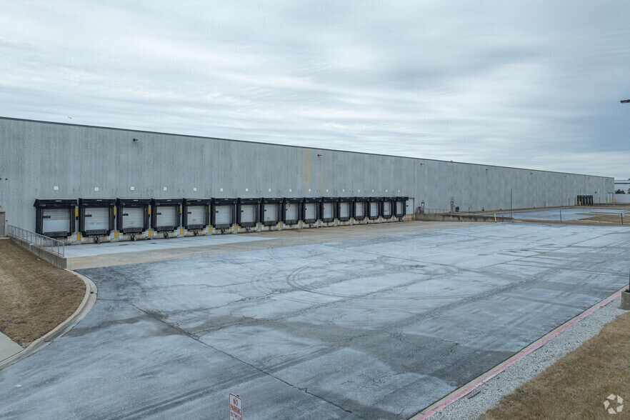 More Photos Of 284-314 E Lies Rd, Carol Stream Distribution For Lease