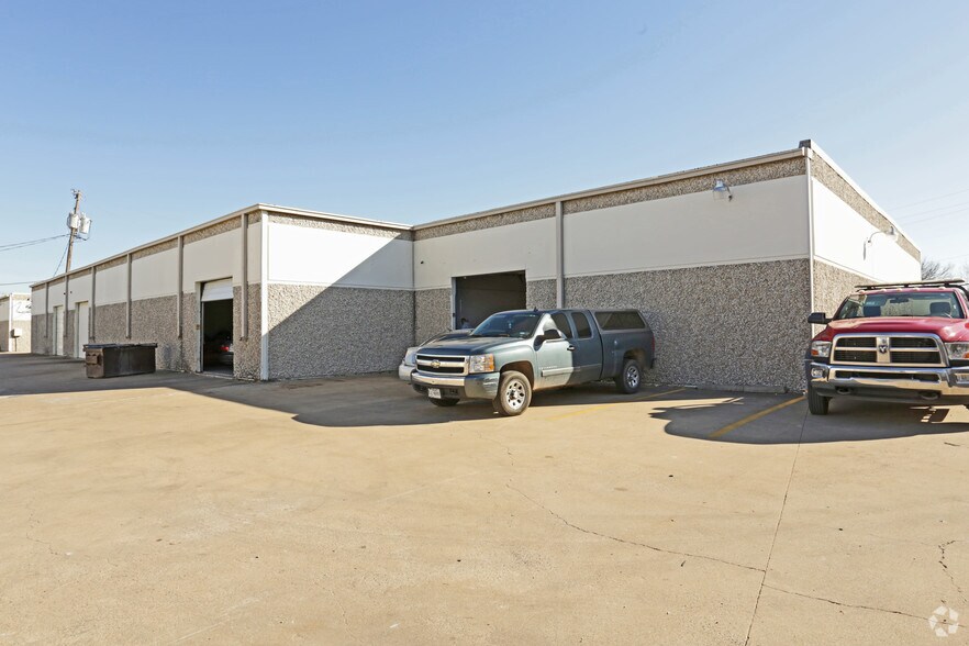 More Photos Of 11127 Shady Trl, Dallas Showroom For Sale