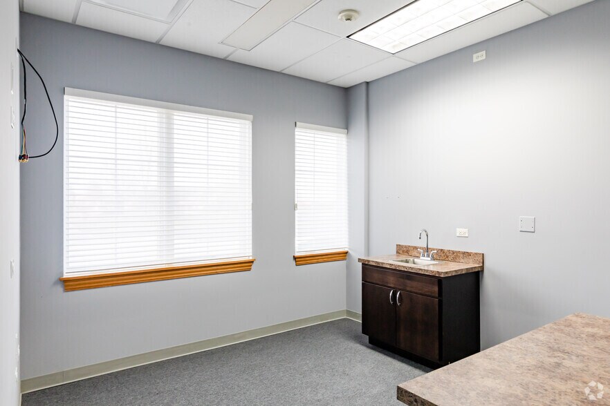 More Photos Of 1446 Merchant Dr, Algonquin Medical For Sale