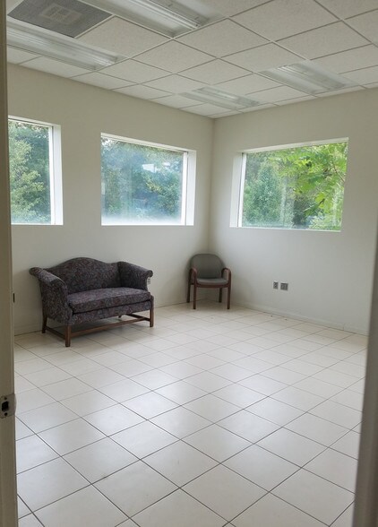 More Photos Of 16517 Bull Church Rd, Woodford Warehouse For Lease
