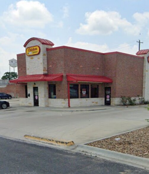 More Photos Of 106 W 2nd St, Hearne Restaurant For Sale